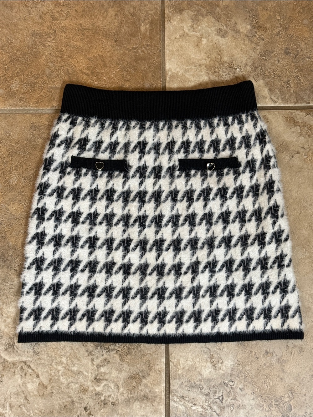 Isaac Mizrahi Black & White Houndstooth Knit Skirt with heart accent, Girls 7/8